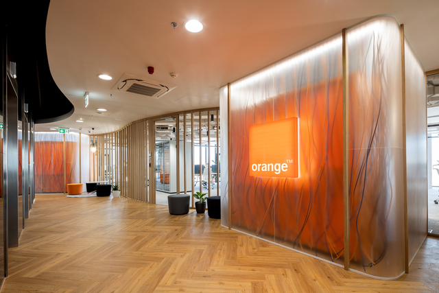 Ako sa dá navrhnúť office, ktorý prepája UX lab, prácu zamestnancov a klientsky zážitok pre Orange?